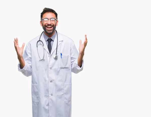 Homem Médico Hispânico Adulto Sobre Fundo Isolado Celebrando Louco Louco — Fotografia de Stock