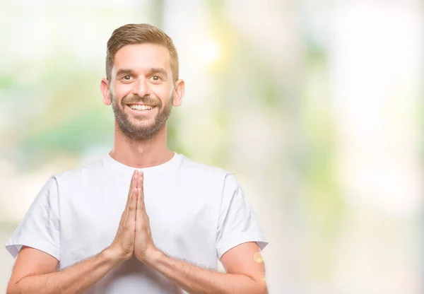 Jeune Homme Beau Sur Fond Isolé Priant Avec Les Mains — Photo