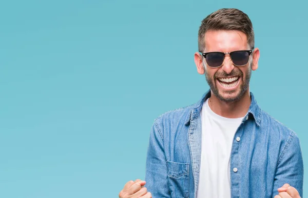 Joven Hombre Guapo Con Gafas Sol Sobre Fondo Aislado Muy — Foto de Stock