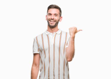 Yakışıklı delikanlı arıyor ve başparmak yanında yukarıyı mutlu yüz ile gülümseyen izole arka plan üzerinde.