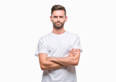 Yakışıklı delikanlı izole arka plan şüpheci ve sinir, onaylamayan ifade yüz çapraz kolları üzerinde. Negatif kişi.