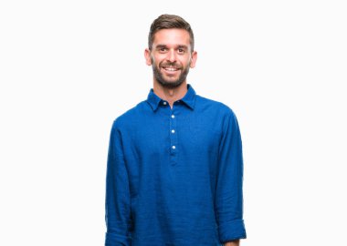 Yakışıklı delikanlı uzak tarafına yüzünde, doğal ifade gülümseme ile seyir izole arka plan üzerinde. Kendine güvenen gülüyor.