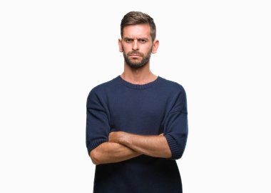 İzole arka plan şüpheci ve sinir, onaylamayan ifade yüz çapraz kolları üzerinde kış kazak giyen genç yakışıklı adam. Negatif kişi.