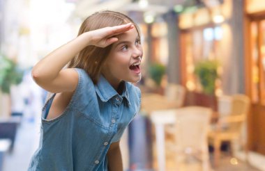 Genç güzel kız yüzünden izole arka plan çok mutlu ve gülümseyen uzakta el ile üzerine kafa arıyorum. Arama kavramı.