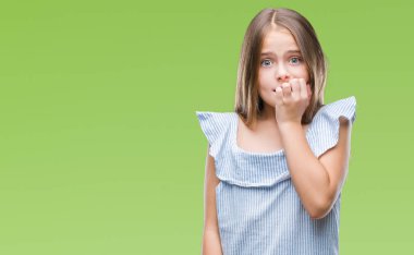 Genç güzel kız yüzünden stresli ve gergin ile izole arka plan tırnak ısırma dudaklarından eller. Anksiyete sorunu.