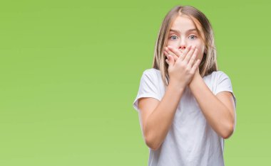 Genç güzel kız izole arka plan ağız hata için elleriyle kapsayan şok yüzünden. Gizli kavramı.