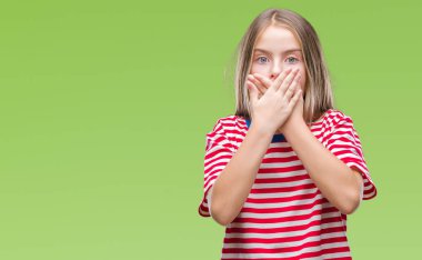 Genç güzel kız izole arka plan ağız hata için elleriyle kapsayan şok yüzünden. Gizli kavramı.