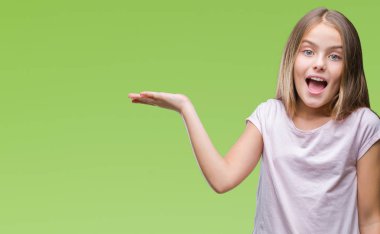 Neşeli sunulması ve kameraya bakarak avucunun ile işaret gülümseyen izole arka plan üzerinde genç güzel kız.