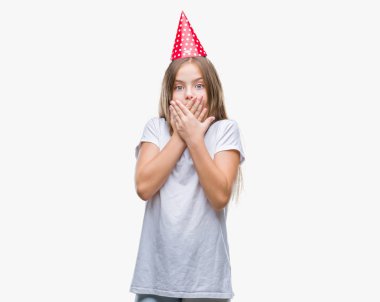 Genç güzel kız Doğum günü şapkası üzerinde arka plan ağız hata için elleriyle kapsayan şok izole. Gizli kavramı.