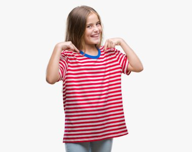 Yüzünde gülümseme ile kendinden emin görünüyorsun, kendini gururlu ve mutlu parmakları ile işaret izole arka plan üzerinde genç güzel kız.