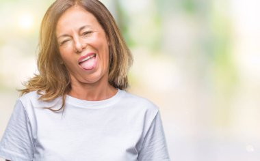 Orta yaş dilini izole arka plan üzerine İspanyol kadın kıdemli out komik ifade ile mutlu. Duygu kavramı.