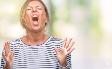 İzole arka plan çılgın ve kızgın bağırarak ve agresif ifade ve silah kaldırdı bağırmaya orta yaş İspanyol kadın kıdemli. Hayal kırıklığı kavramı.