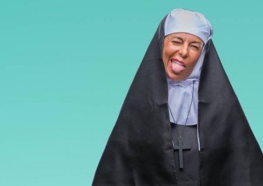 Orta yaş üst düzey Hıristiyan Katolik Rahibe kadın dilini izole arka plan üzerinde out komik ifade ile mutlu. Duygu kavramı.