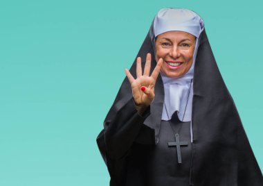Orta yaş üst düzey Hıristiyan Katolik Rahibe kadın gösterilen ve parmakları ile işaret izole arka plan yüzünden kendinden emin ve mutlu gülümseyerek süre dört numara.