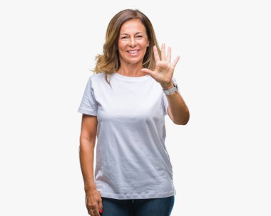 Orta yaş üst düzey İspanyol kadın gösterilen ve parmakları ile işaret izole arka plan yüzünden kendinden emin ve mutlu gülümseyerek süre beş numara.