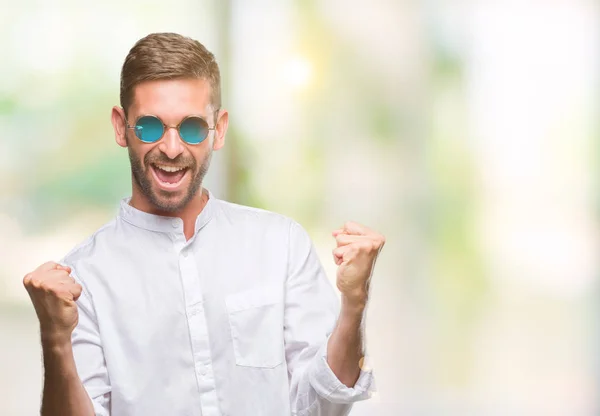 Homem Bonito Jovem Usando Óculos Sobre Fundo Isolado Muito Feliz — Fotografia de Stock