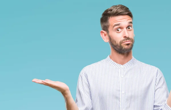 Homem Bonito Jovem Sobre Fundo Isolado Expressão Indolente Confuso Com — Fotografia de Stock