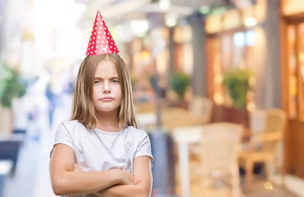 Menina Bonita Nova Usando Boné Aniversário Sobre Fundo Isolado Cético — Fotografia de Stock