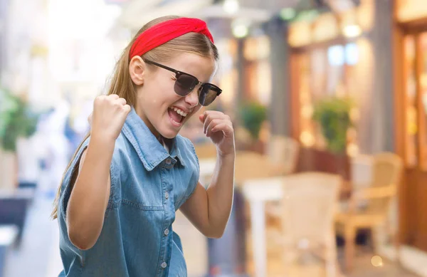 Krásná Mladá Dívka Nosí Sluneční Brýle Izolované Pozadí Velmi Šťastný — Stock fotografie