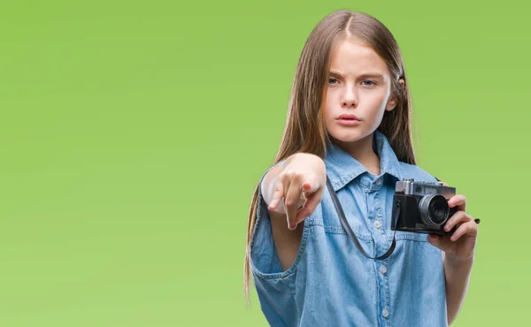 Krásná Mladá Dívka Fotografování Pomocí Vinobraní Fotoaparát Přes Samostatný Pozadí — Stock fotografie