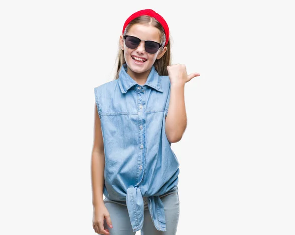 Młoda Piękna Dziewczyna Noszenie Okularów Przeciwsłonecznych Białym Tle Uśmiechnięty Szczęśliwy — Zdjęcie stockowe