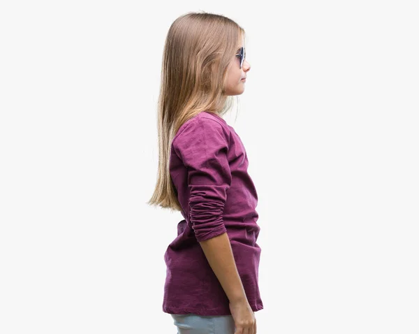Menina Bonita Nova Usando Óculos Sol Sobre Fundo Isolado Olhando — Fotografia de Stock