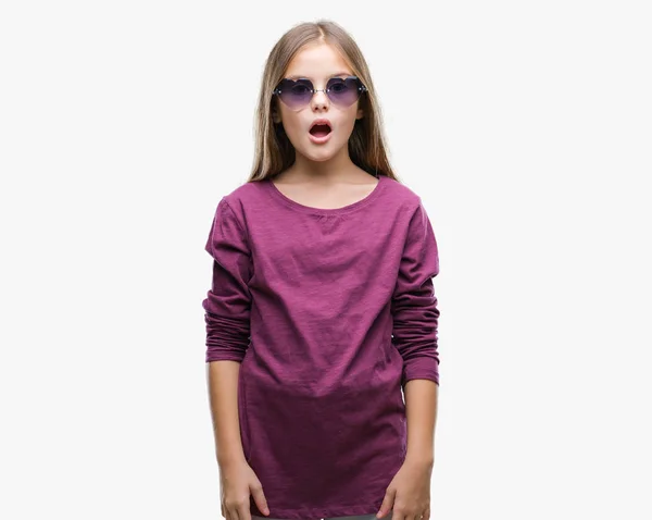 Ung Vacker Flicka Bär Solglasögon Över Isolerade Bakgrund Rädd Och — Stockfoto