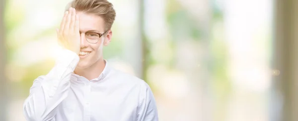 Genç Yakışıklı Sarışın Adam Yüz Sürpriz Duygu Kendinden Emin Gülümseme — Stok fotoğraf