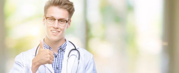 Joven Guapo Médico Rubio Feliz Con Una Gran Sonrisa Haciendo —  Fotos de Stock