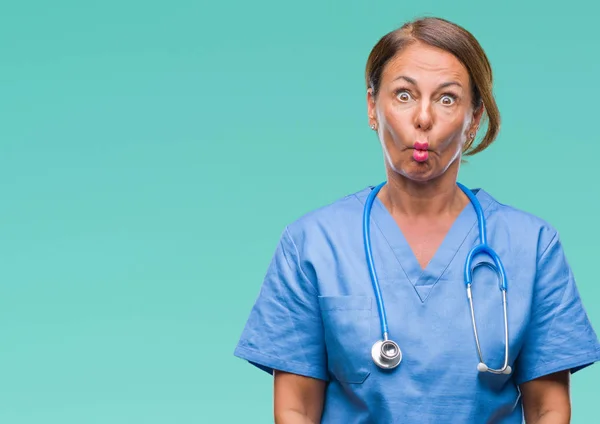 中年看護師が先輩医師女性唇 狂気とコミカルなジェスチャーで孤立した背景作る魚顔の上 面白い表現 — ストック写真