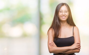 Üzerinde gözlük takan Genç Asyalı kadın ile mutlu yüz gülümseyerek kameraya seyir silah geçti arka plan izole. Olumlu bir kişi.