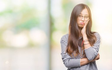 Seyir yorgun ve bıkkın ile depresyon sorun Çapraz kollar ile izole arka plan düşünme üzerinde gözlük takan Genç Asyalı kadın.