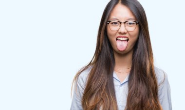 Genç Asya iş kadın gözlük dilini izole arka plan üzerinde mutlu komik ifade ile dışarı. Duygu kavramı.