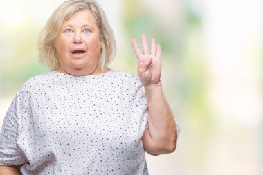 Kıdemli artı boyutu gösteren ve parmakları ile işaret eden oktan yukarı arka plan üzerinde beyaz kadın izole kendinden emin ve mutlu gülümseyerek süre dört numara.