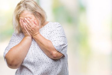 Üzgün ifade yüz eller ile ağlayarak süre kapsayan ile izole arka plan üzerinde beyaz kadın kıdemli artı boyutu. Depresyon kavramı.