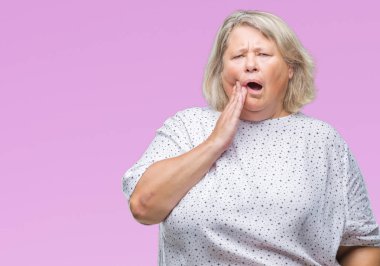 Diş ağrısı veya dişlerde dişlerle ilgili hastalık nedeniyle ağız acı ifadesi ile el ile dokunmak izole arka plan üzerinde beyaz kadın kıdemli artı boyutu. Diş hekimi kavramı.