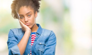 İzole arka plan düşünme seyir üzerinde genç afro Amerikalı kadın yorgun ve sıkılmış çapraz silah depresyon sorunları ile.