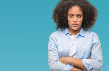 Genç afro Amerikan kadın izole arka plan şüpheci ve çapraz kolları olan yüzündeki gergin, onaylamayan ifade yüzünden. Negatif kişi.