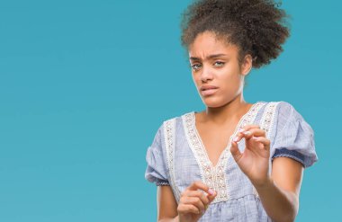 Genç afro Amerikalı kadın izole arka plan üzerinde tiksinti ifadesi, memnun ve korkulu tiksinti yüz yapıyorsun çünkü nefret tepki. Elleriyle kaldırdı. Sinir bozucu kavramı.