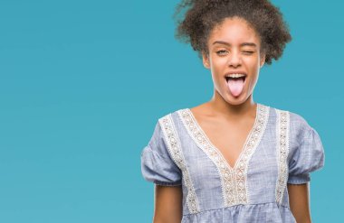 Genç afro Amerikalı kadın dilini izole arka plan üzerinde out komik ifade ile mutlu. Duygu kavramı.