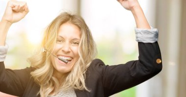 Genç kadın işleç büyük başarı, güç, enerji ve olumlu duygular ifade çağrı merkezi mutlu ve heyecanlı kutluyor zafer. Yeni iş neşeli kutluyor