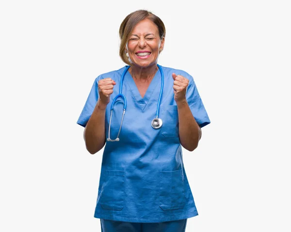 中年看護師が先輩医師女性腕の成功のために興奮して孤立した背景には 祝う勝利笑顔を発生します 勝者の概念 — ストック写真