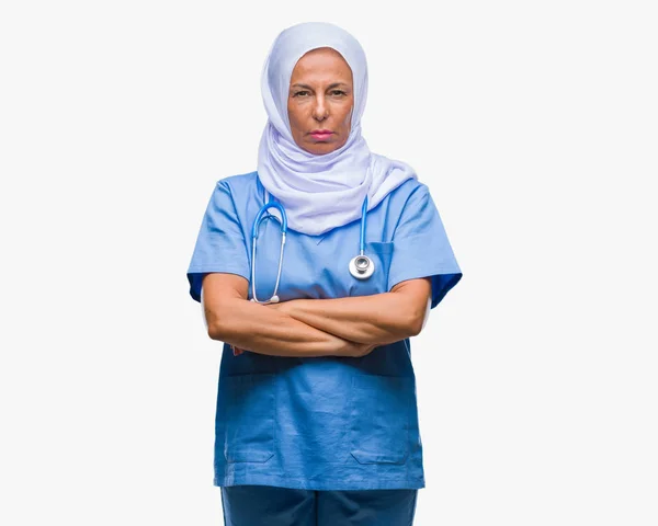 中高年シニアのアラブは 懐疑的な孤立した背景と組んだ腕で顔の神経 不賛成式ヒジャーブを着て女性を看護師します 否定的な人 — ストック写真