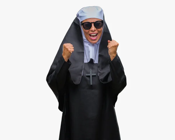 Mujer Monja Católica Mediana Edad Con Gafas Sol Sobre Fondo — Foto de Stock