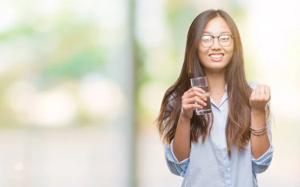 Joven Asiática Bebiendo Vaso Agua Sobre Fondo Aislado Gritando Orgullosa — Foto de Stock