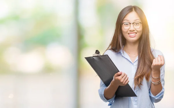 Joven Asiática Mujer Negocios Sosteniendo Portapapeles Sobre Aislado Fondo Gritando — Foto de Stock