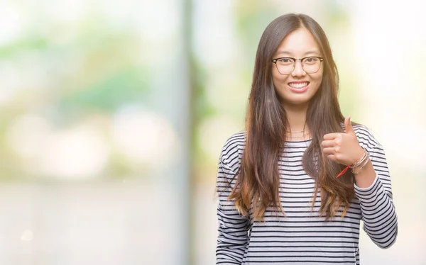 Jeune Femme Asiatique Portant Des Lunettes Sur Fond Isolé Faisant — Photo
