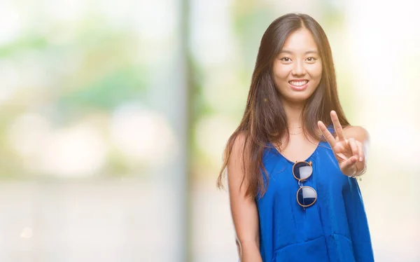 Ung Asiatisk Kvinna Över Isolerade Bakgrund Leende Ser Att Kameran — Stockfoto