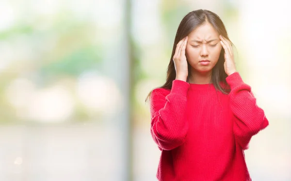 上冬のセーターを着ている若いアジア女性の頭の中の痛みのための頭の上の手でバック グラウンドを分離は のでストレス 片頭痛に苦しんでいます — ストック写真