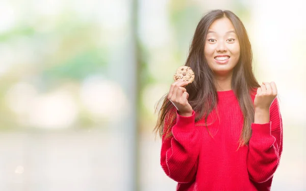 Joven Asiático Mujer Comer Chocolate Chip Cookie Sobre Aislado Fondo —  Fotos de Stock